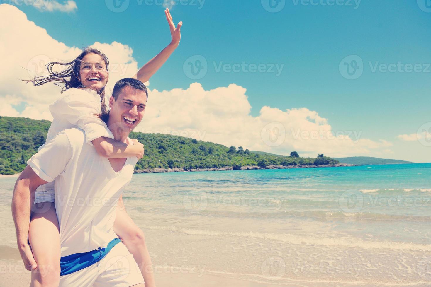 pareja feliz divertirse en la playa foto