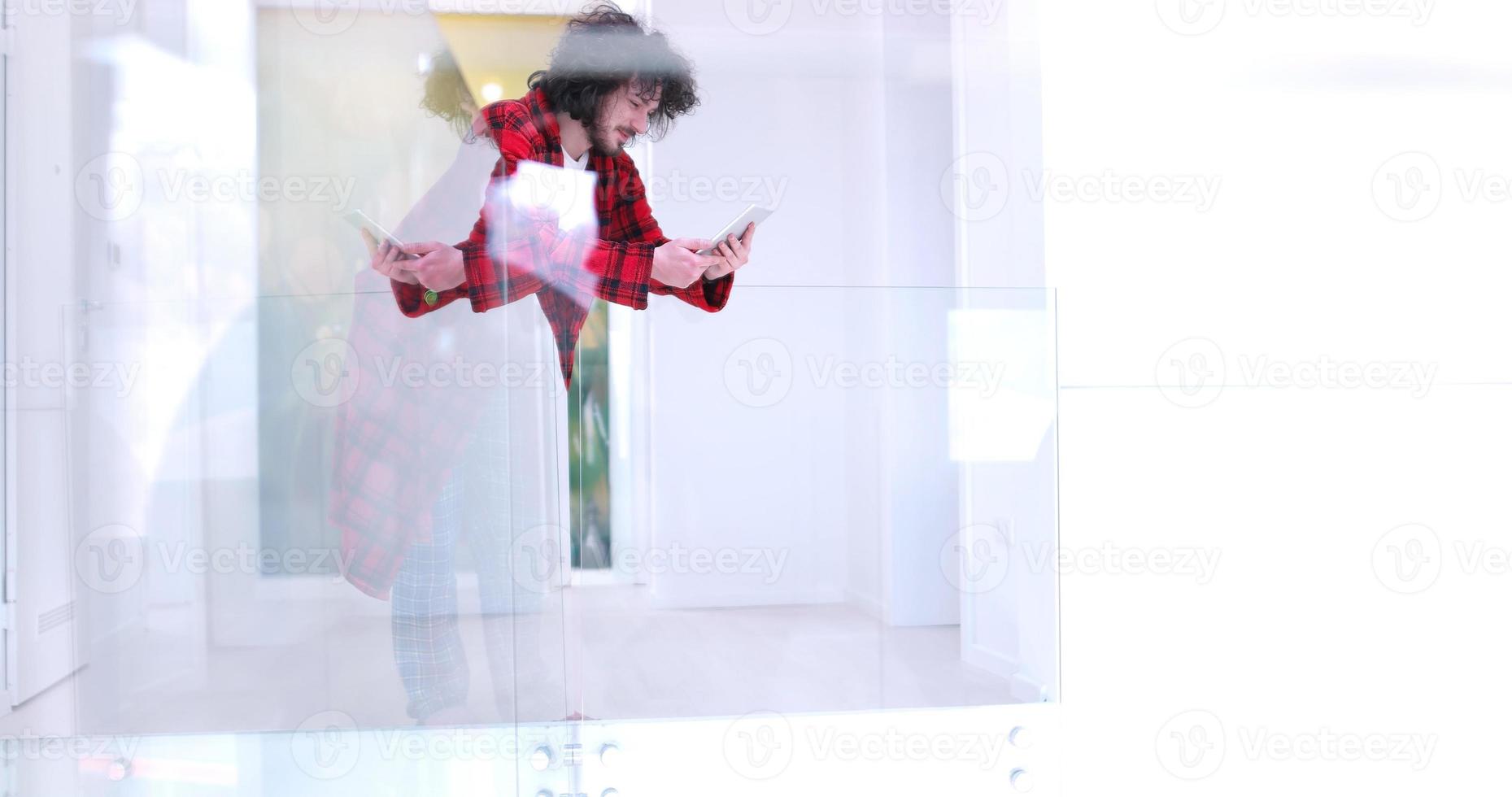 joven usando una tableta en casa foto