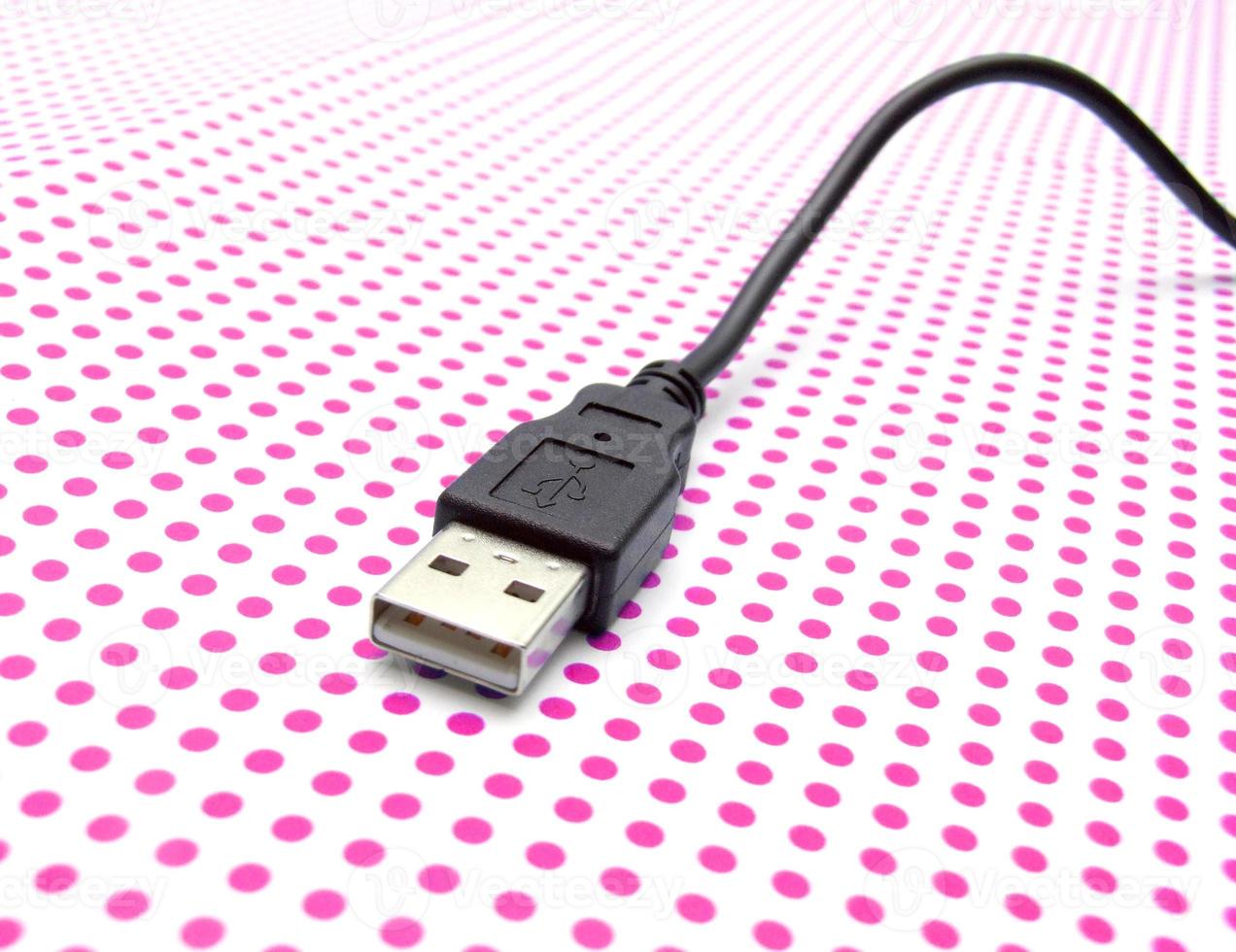 cable usb sobre fondo punteado foto