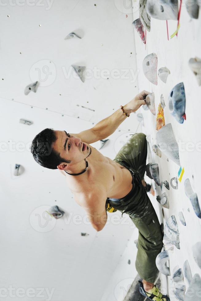 hombre escalada en roca foto