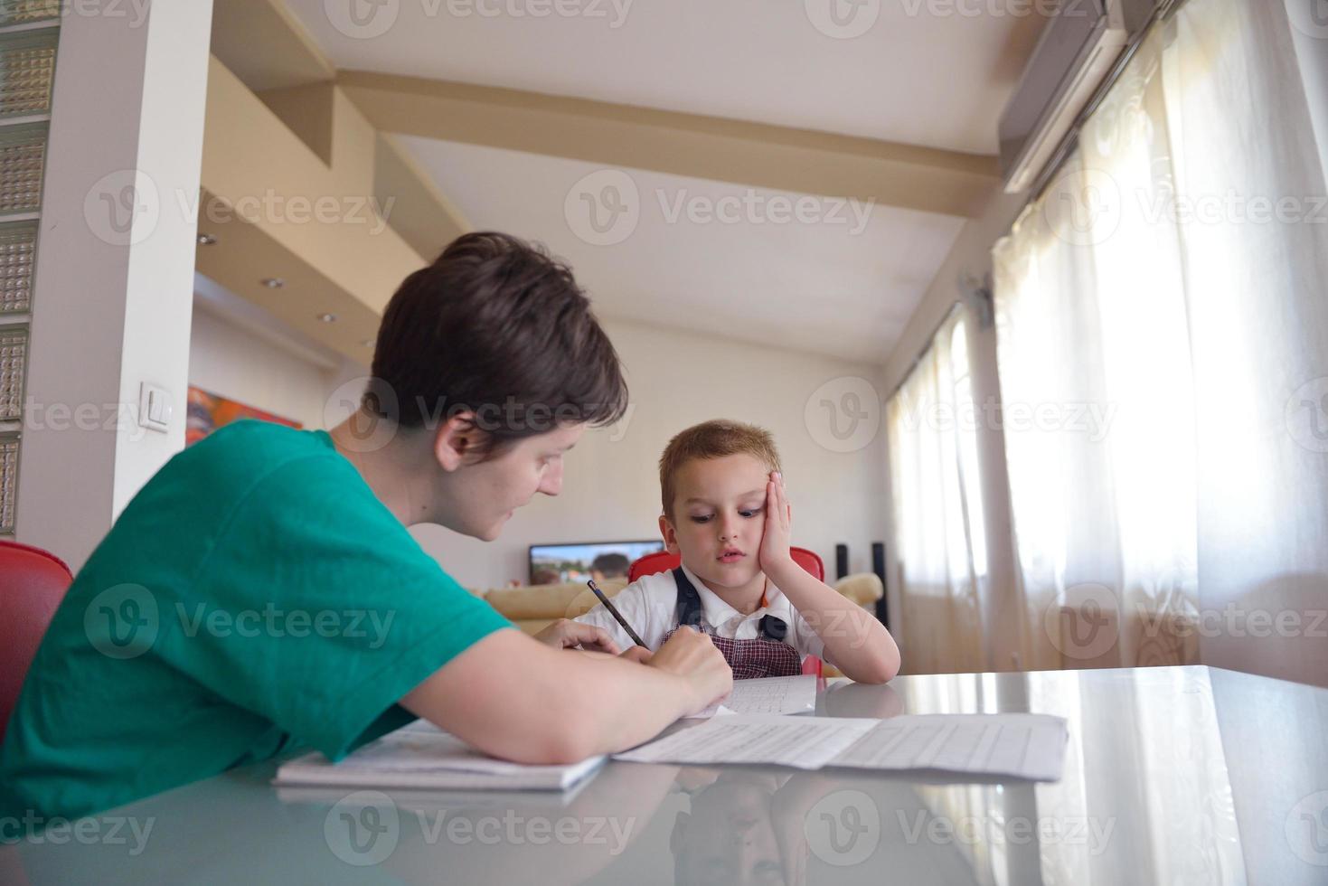 niño haciendo la tarea foto