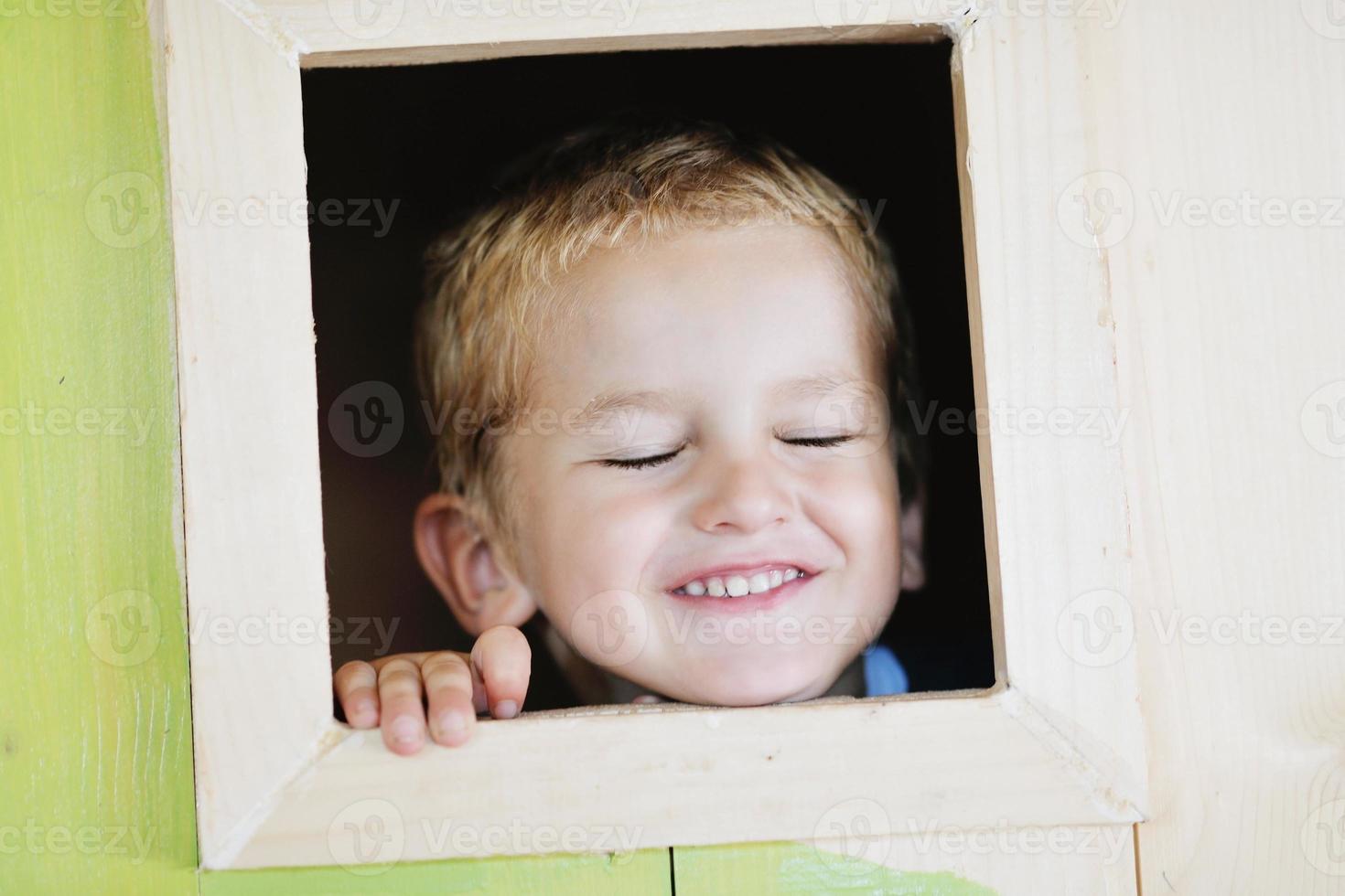 niño feliz en una ventana foto