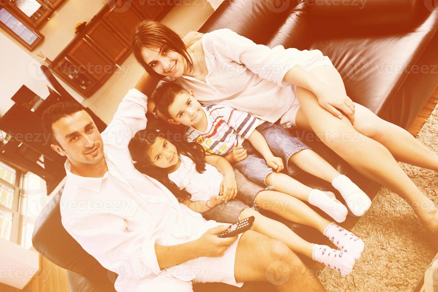 familia viendo televisión plana en casa moderna interior foto