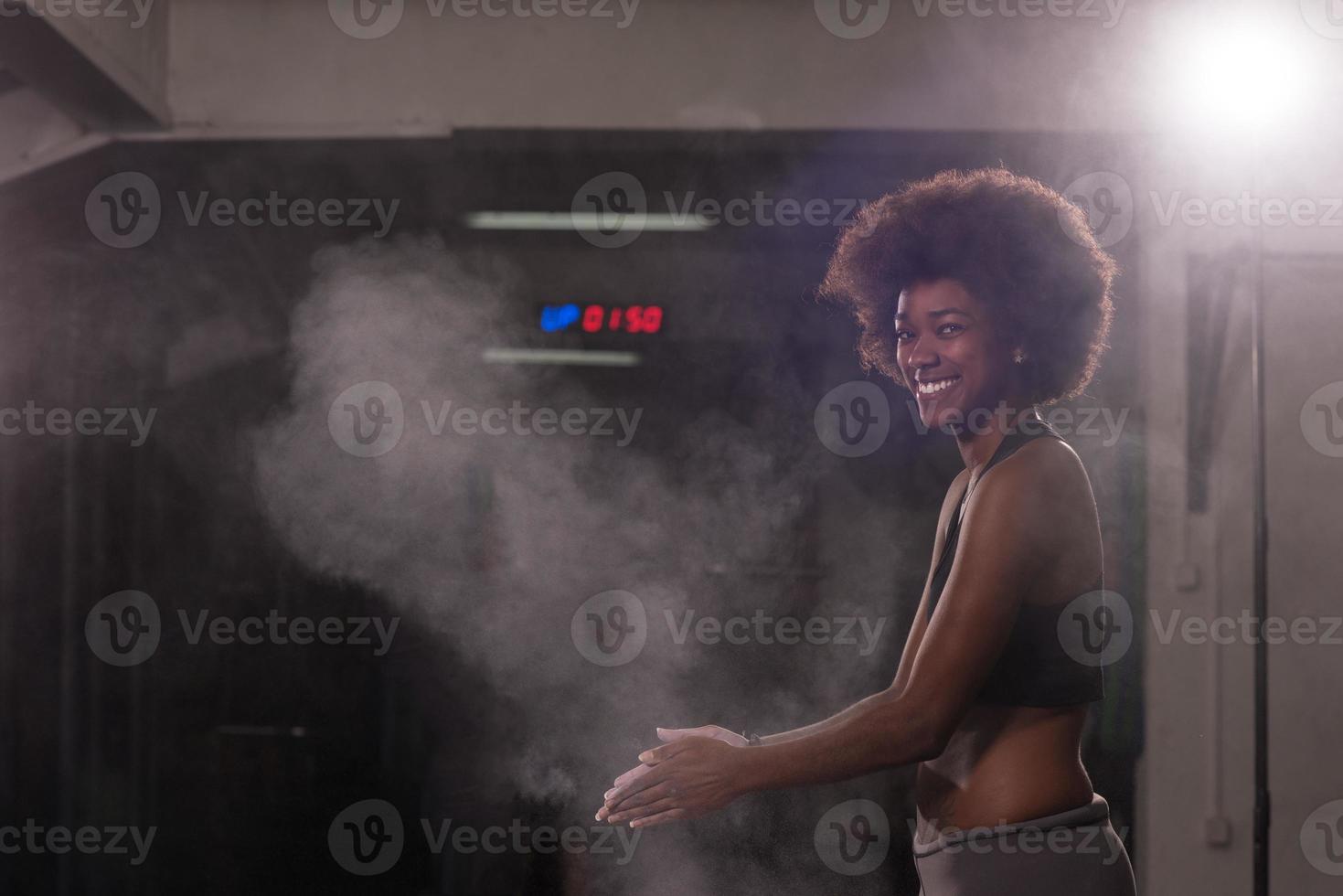 mujer negra preparándose para el entrenamiento de escalada foto