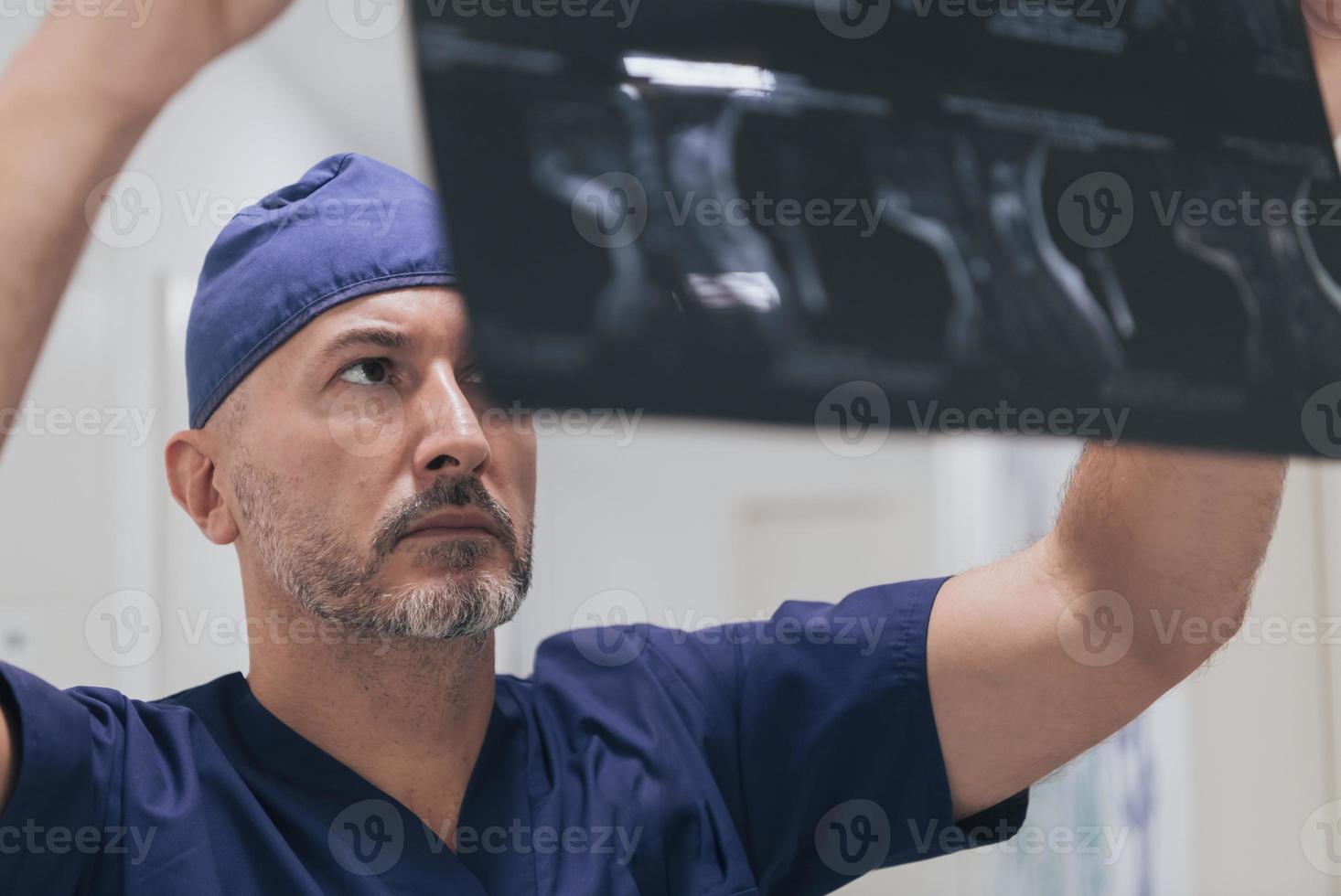 médico ortopedista que examina la imagen de rayos X en el hospital o la clínica foto