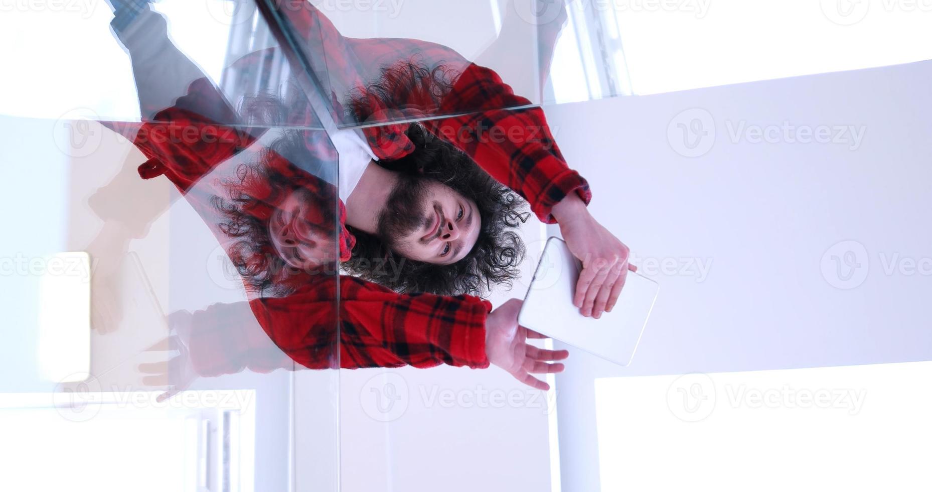 joven usando una tableta en casa foto