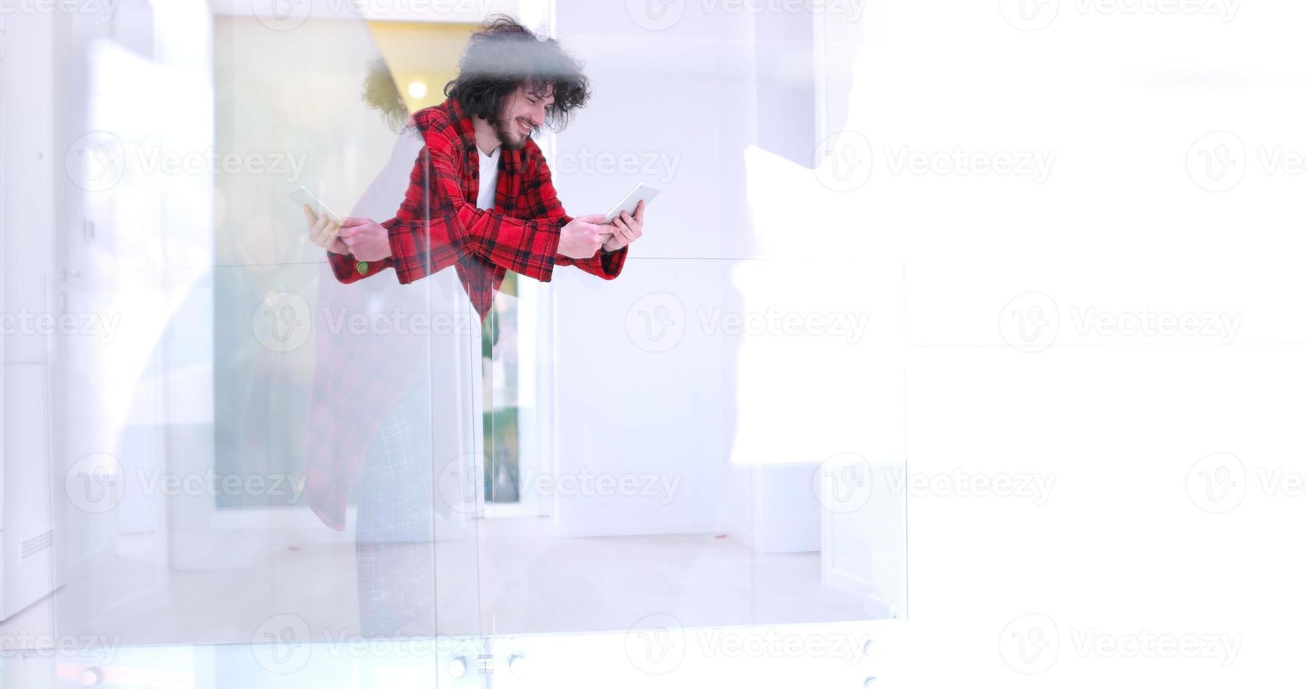 joven usando una tableta en casa foto