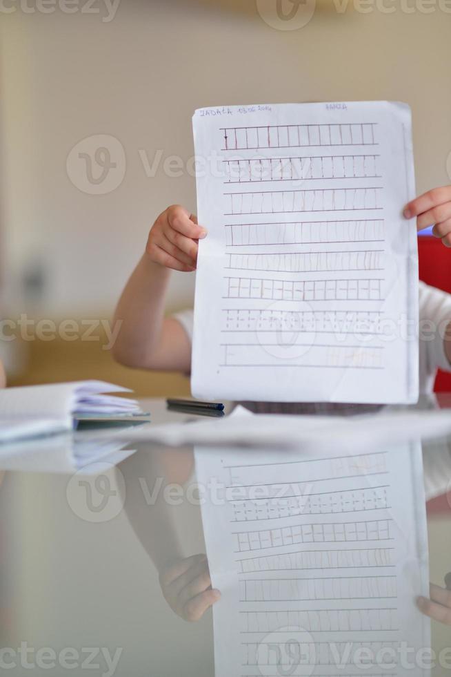 niño haciendo la tarea foto