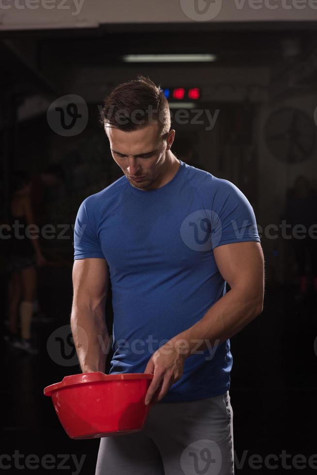 gimnasio tiza carbonato de magnesio manos aplaudiendo hombre foto