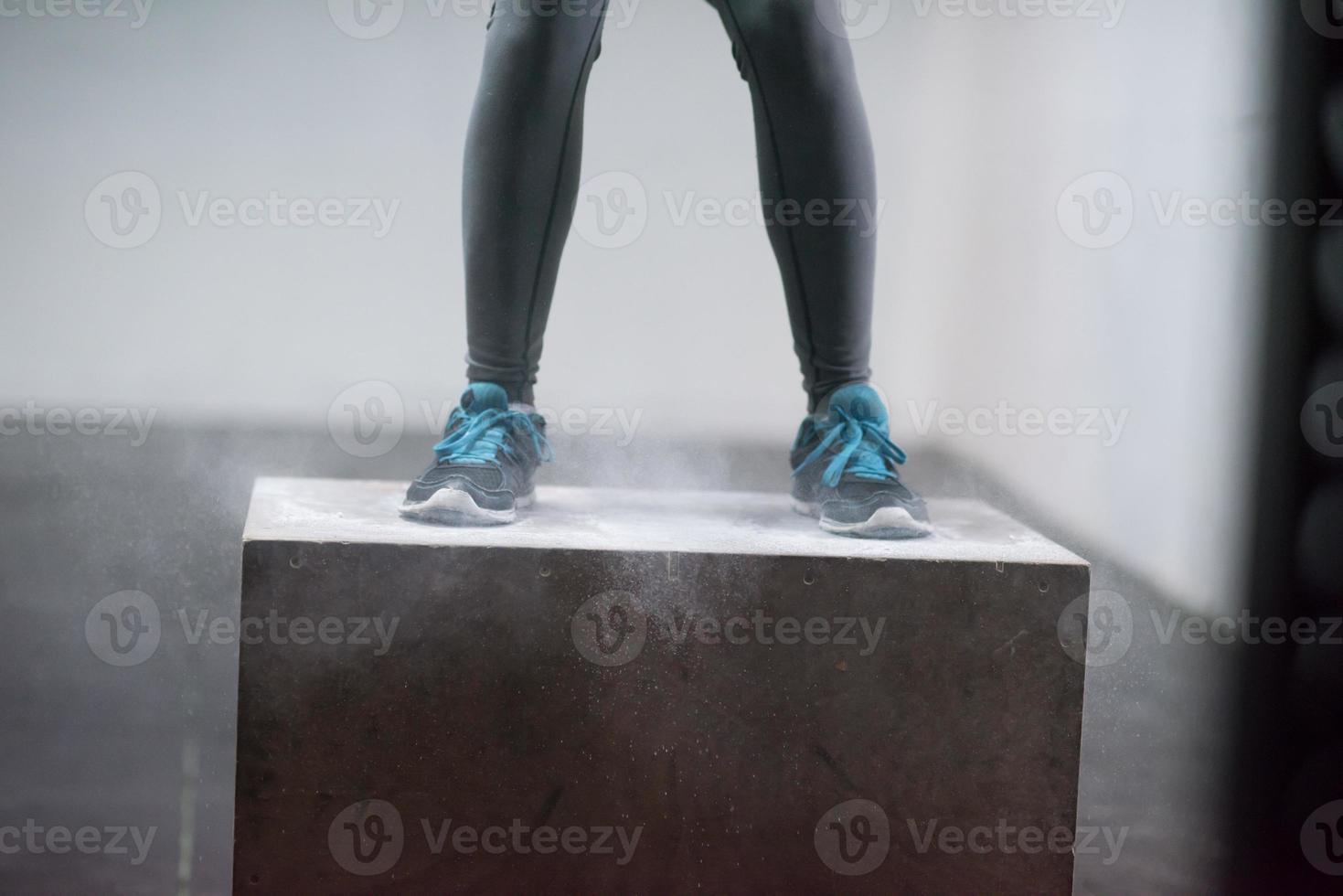 mujer negra está realizando saltos de caja en el gimnasio foto