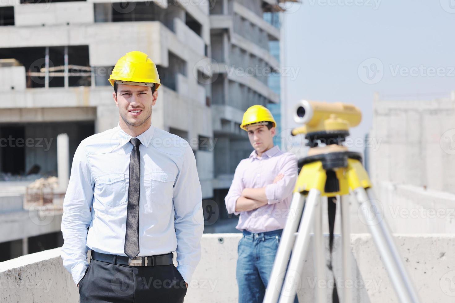 equipo de arquitectos en el sitio de construcción foto