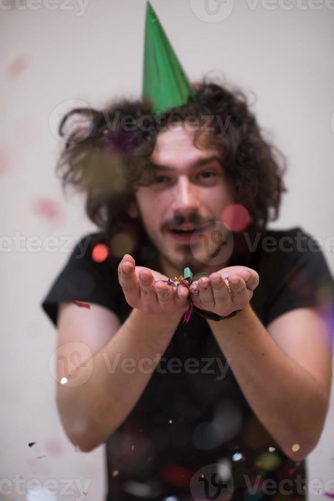 hombre de confeti en la fiesta foto