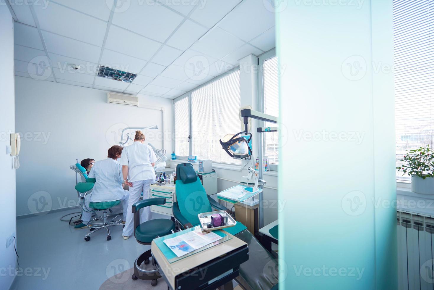 mujer paciente en el dentista foto