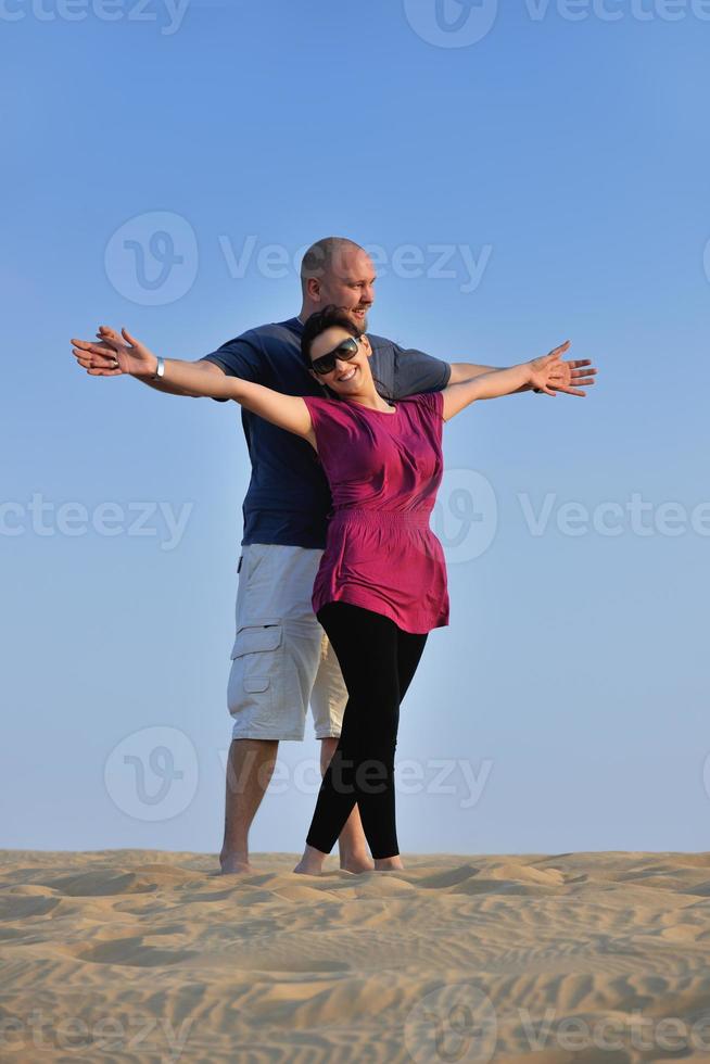 pareja disfrutando del atardecer foto