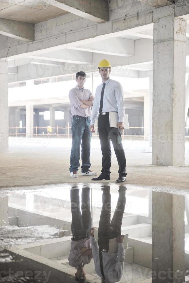 equipo de arquitectos en el sitio de construcción foto