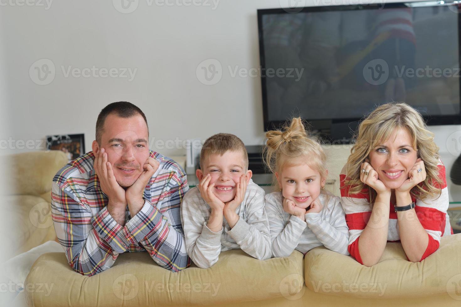 familia joven feliz en casa foto