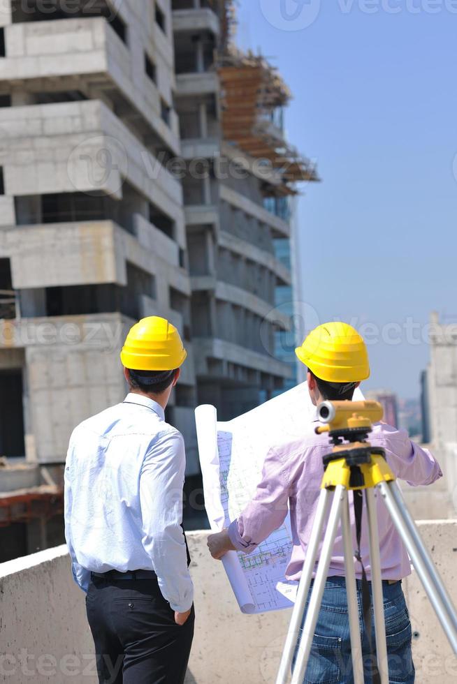 equipo de arquitectos en el sitio de construcción foto