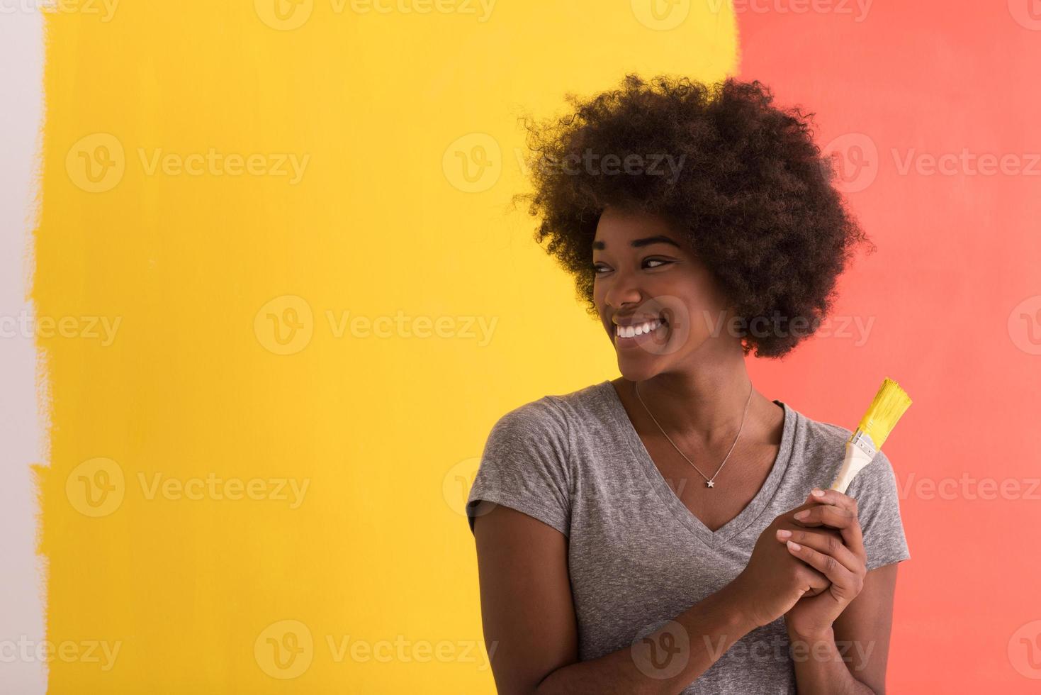 mujer negra pintando pared foto
