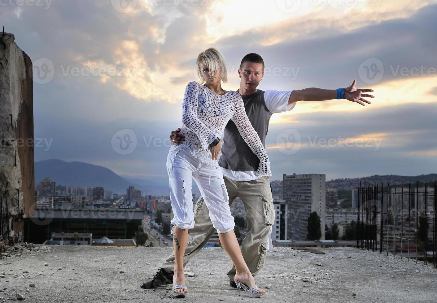 pareja urbana romántica bailando en la parte superior del edificio foto