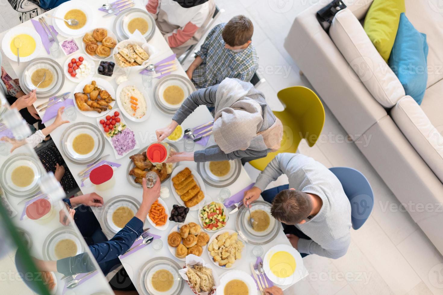 vista superior de la familia musulmana multiétnica moderna que tiene una fiesta de ramadán foto