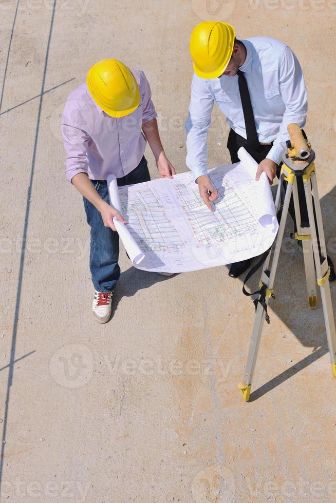 equipo de arquitectos en el sitio de construcción foto