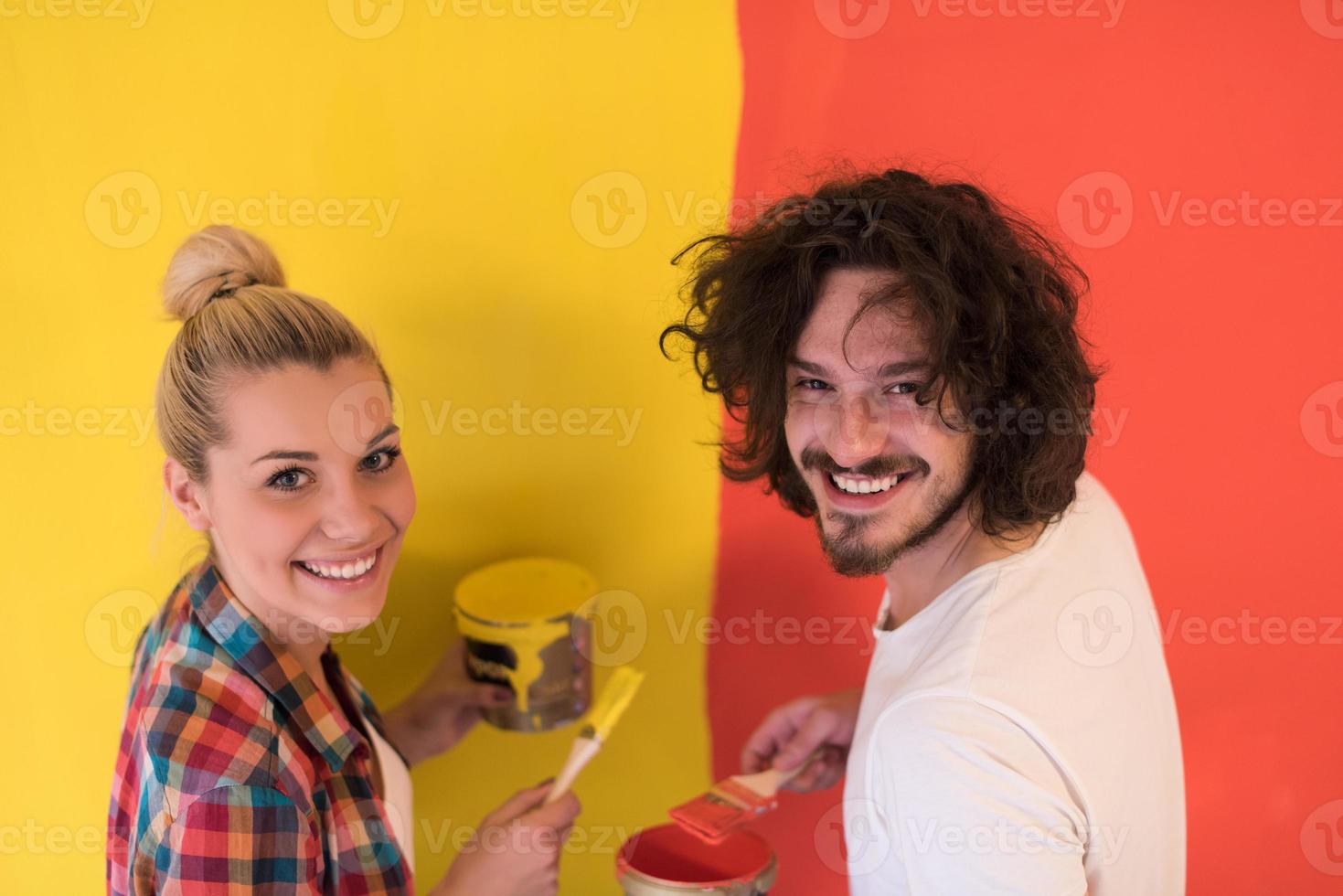 pareja pintando pared interior foto