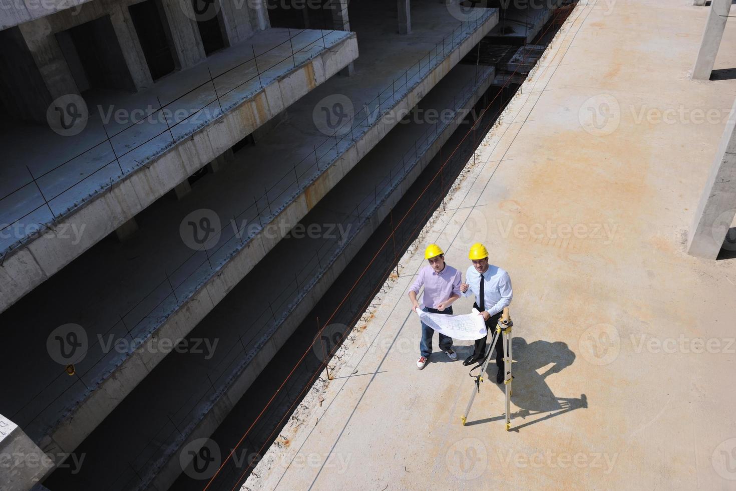 equipo de arquitectos en el sitio de construcción foto