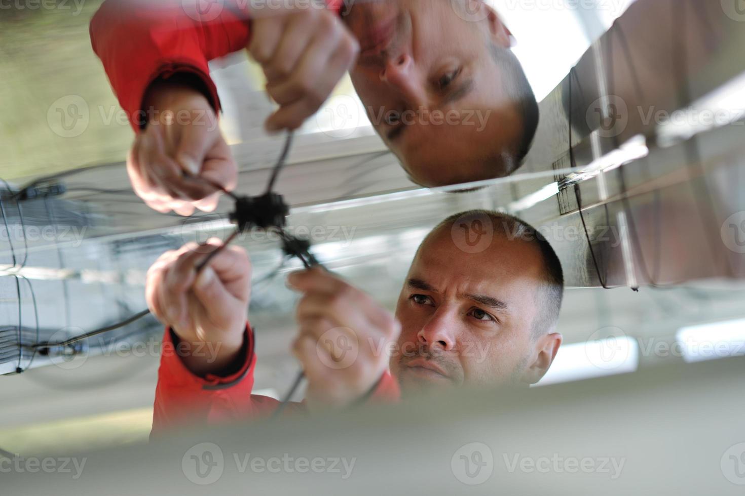 ingeniero de paneles solares masculino en el lugar de trabajo foto