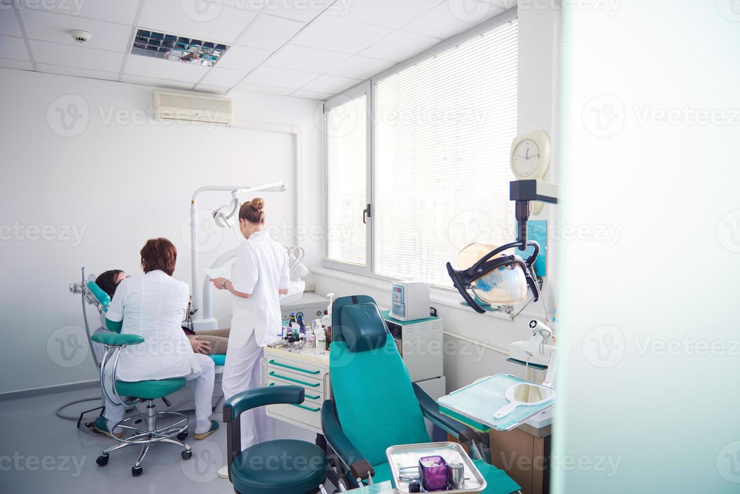 mujer paciente en el dentista foto