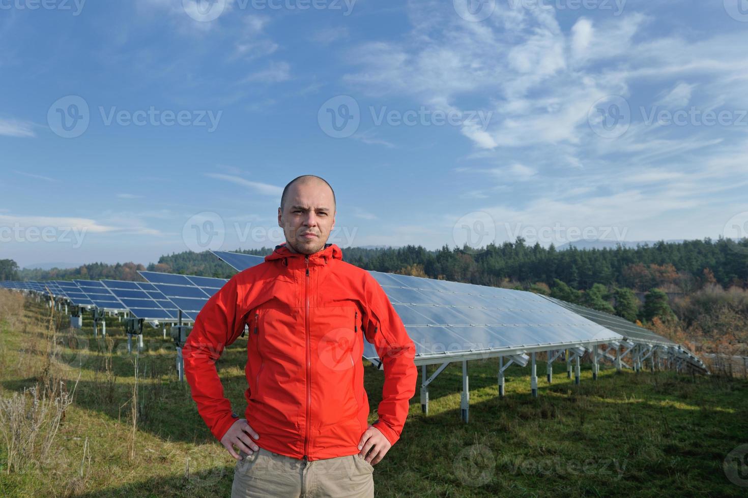 ingeniero de paneles solares masculino en el lugar de trabajo foto