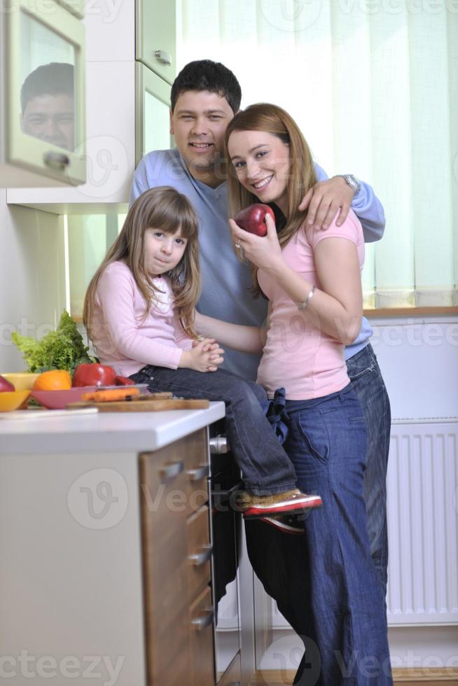 familia joven feliz en la cocina foto