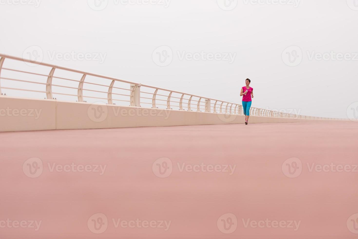 mujer ocupada corriendo en el paseo marítimo foto