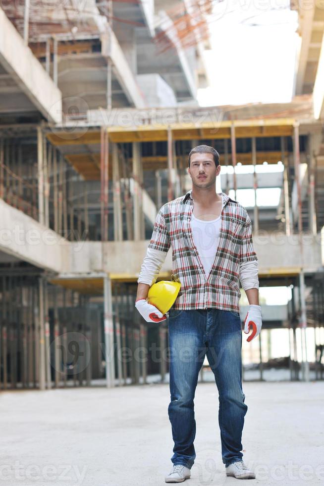 duro trabajador en el sitio de construcción foto