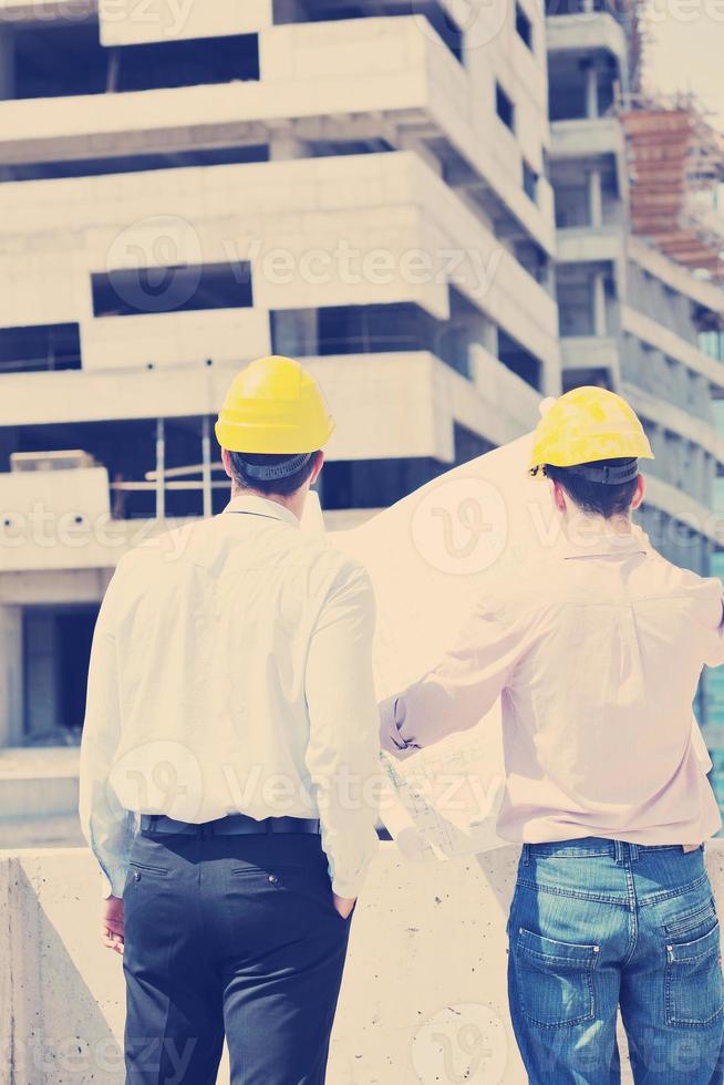 equipo de arquitectos en el sitio de construcción foto