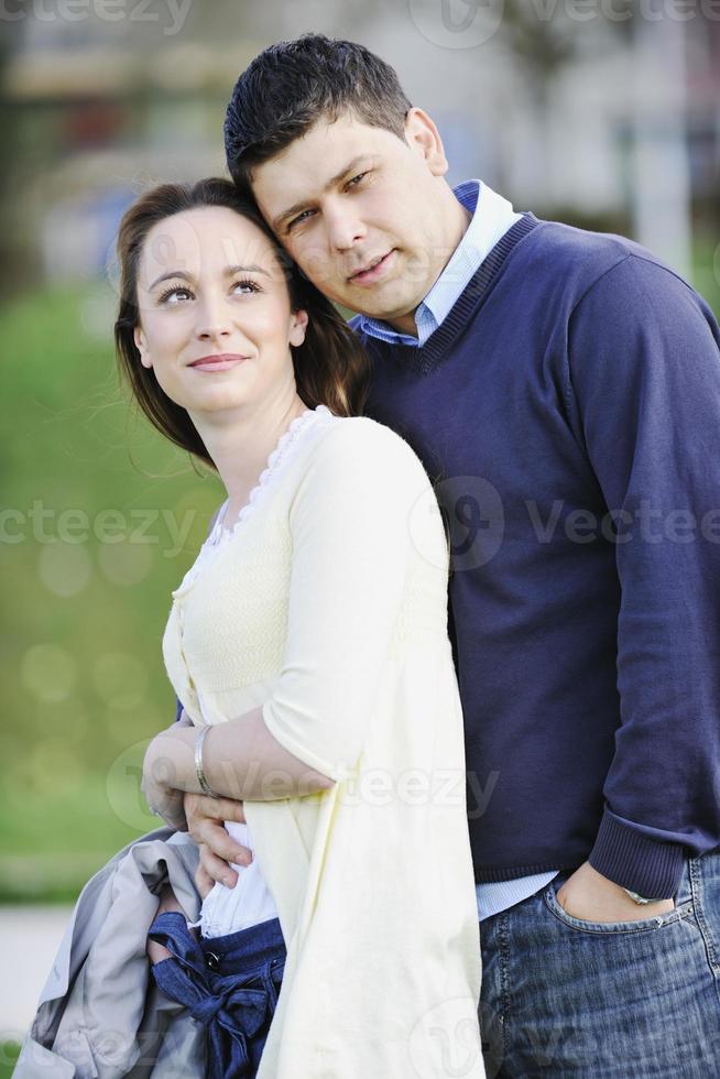 pareja feliz al aire libre foto