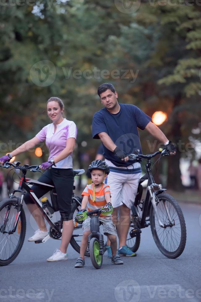 familia joven con bicicletas foto