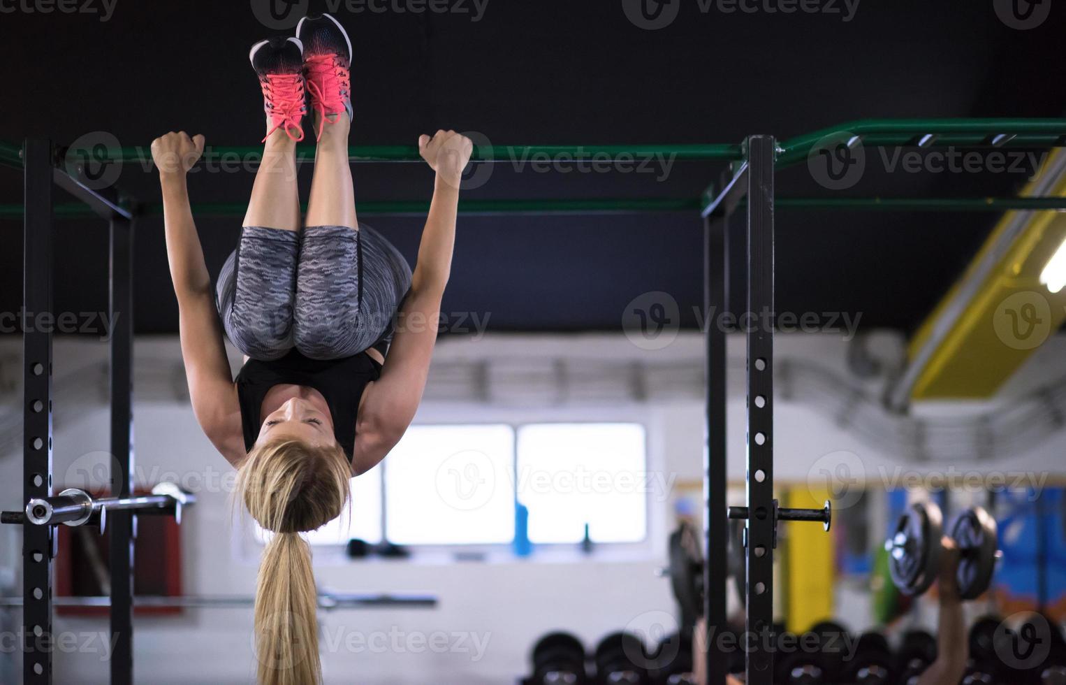 mujer haciendo ejercicios abdominales foto