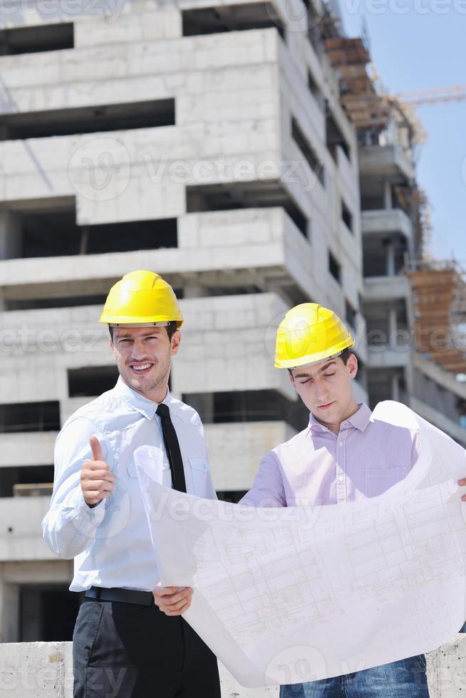 equipo de arquitectos en el sitio de construcción foto