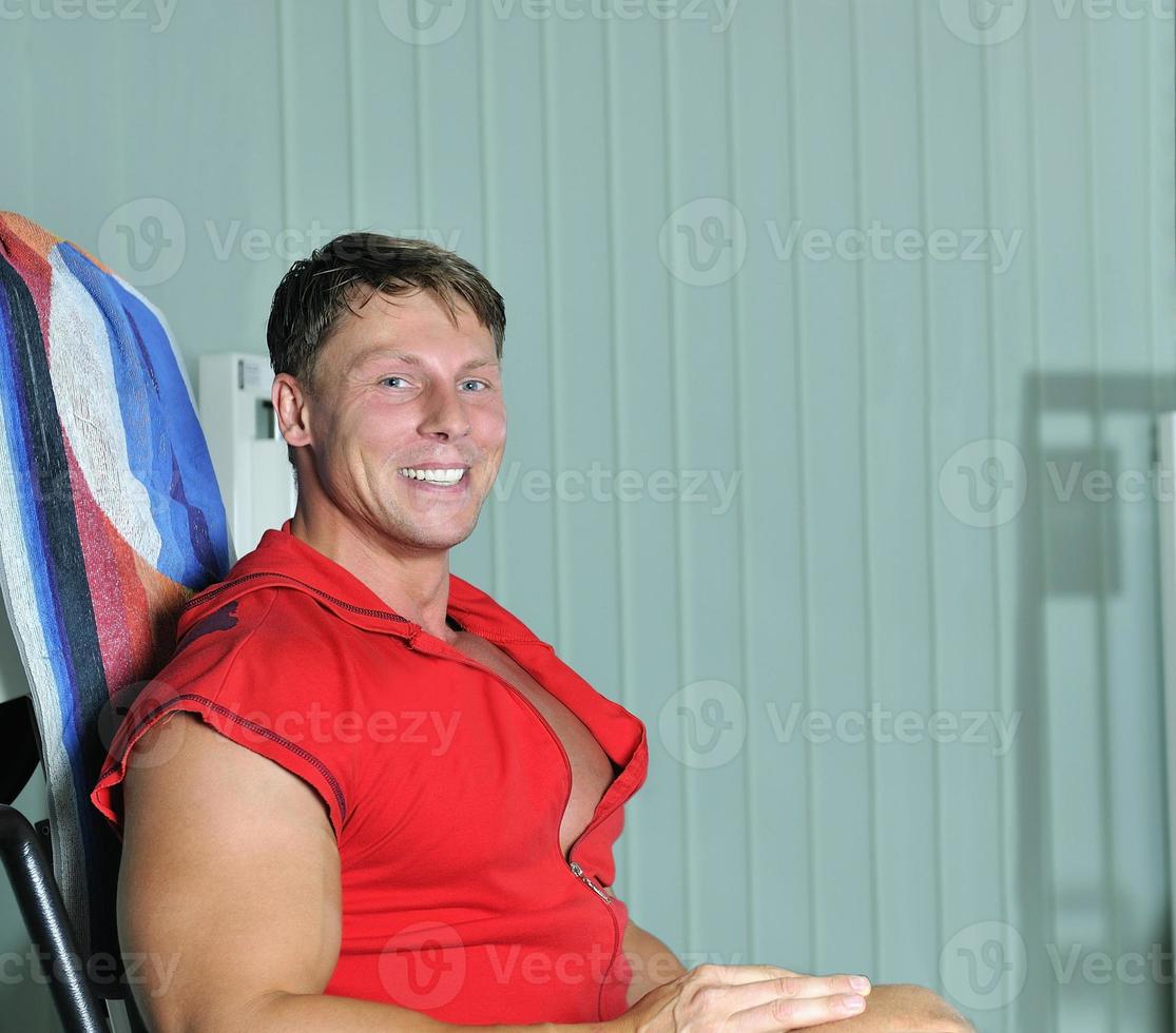 hombre fuerte hacer ejercicio en el gimnasio foto