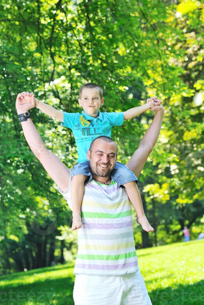 feliz padre e hijo se divierten en el parque foto