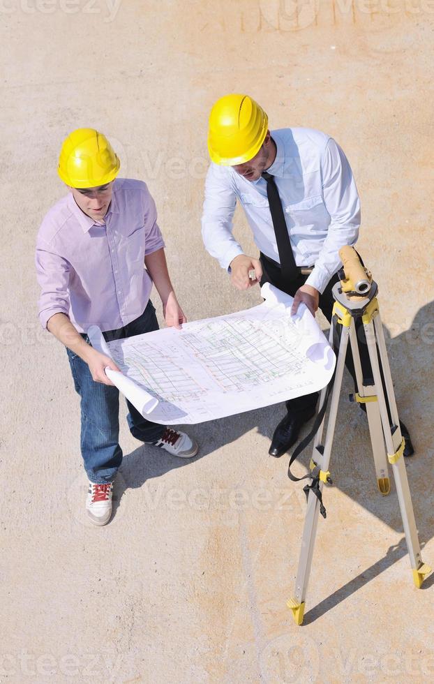 equipo de arquitectos en el sitio de construcción foto