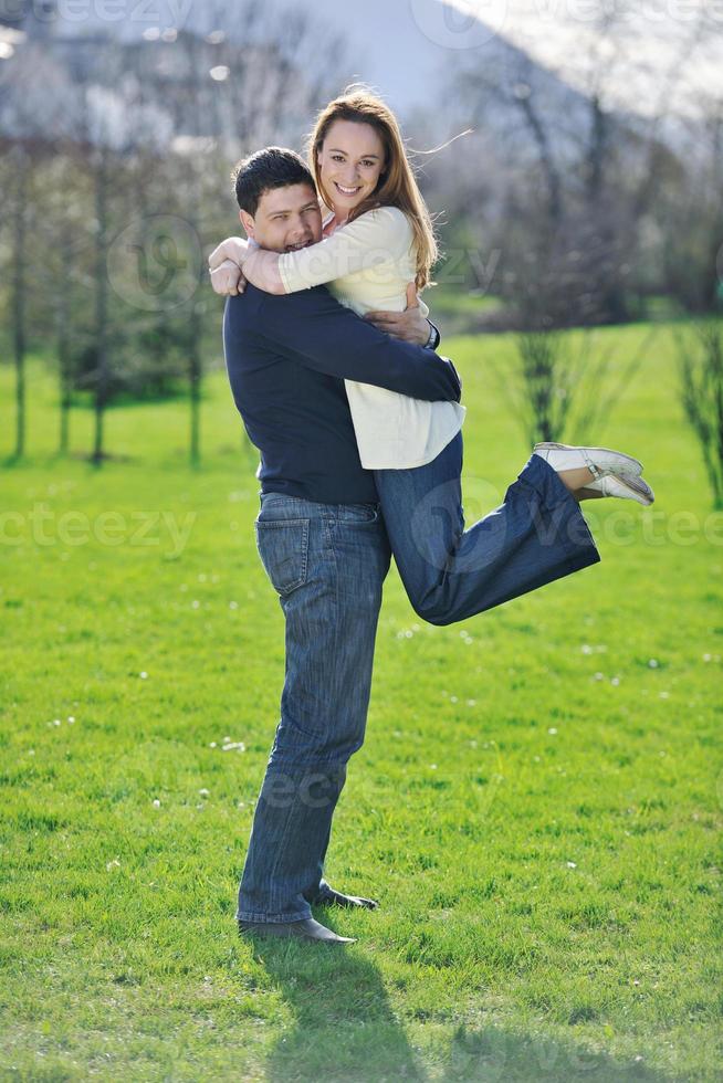 pareja feliz al aire libre foto