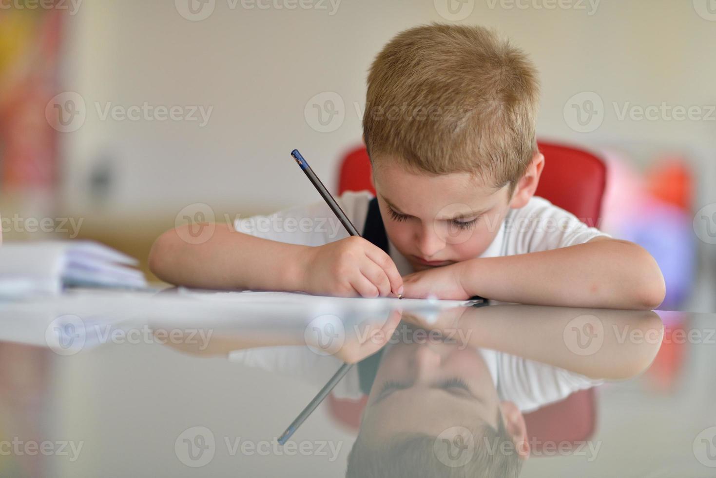 niño haciendo la tarea foto