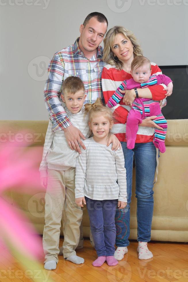 familia joven feliz en casa foto