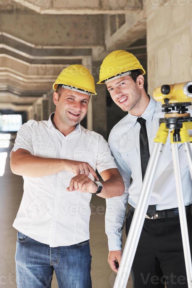 equipo de arquitectos en el sitio de construcción foto