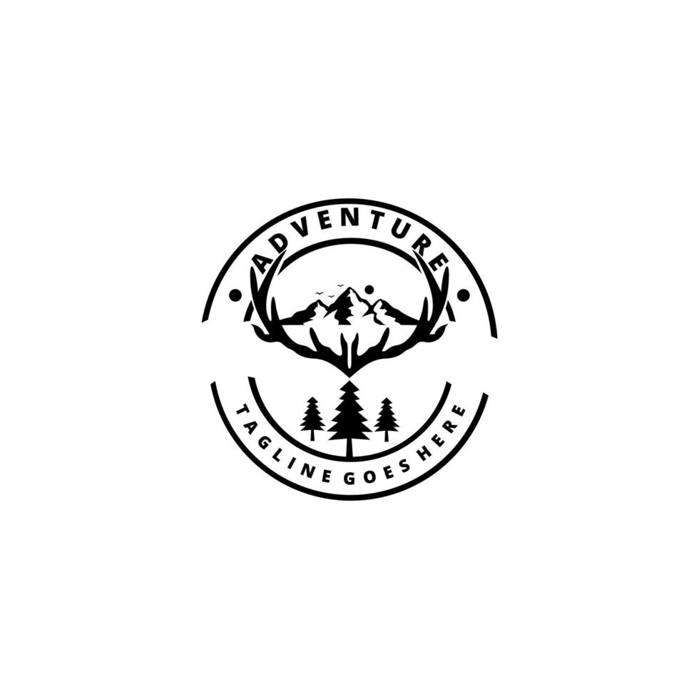 logotipo de montaña de ciervo con montaña en cuernos de ciervo. logotipo de la comunidad de aventuras, logotipo de la empresa de ropa al aire libre, insignia, diseño de pegatinas vector