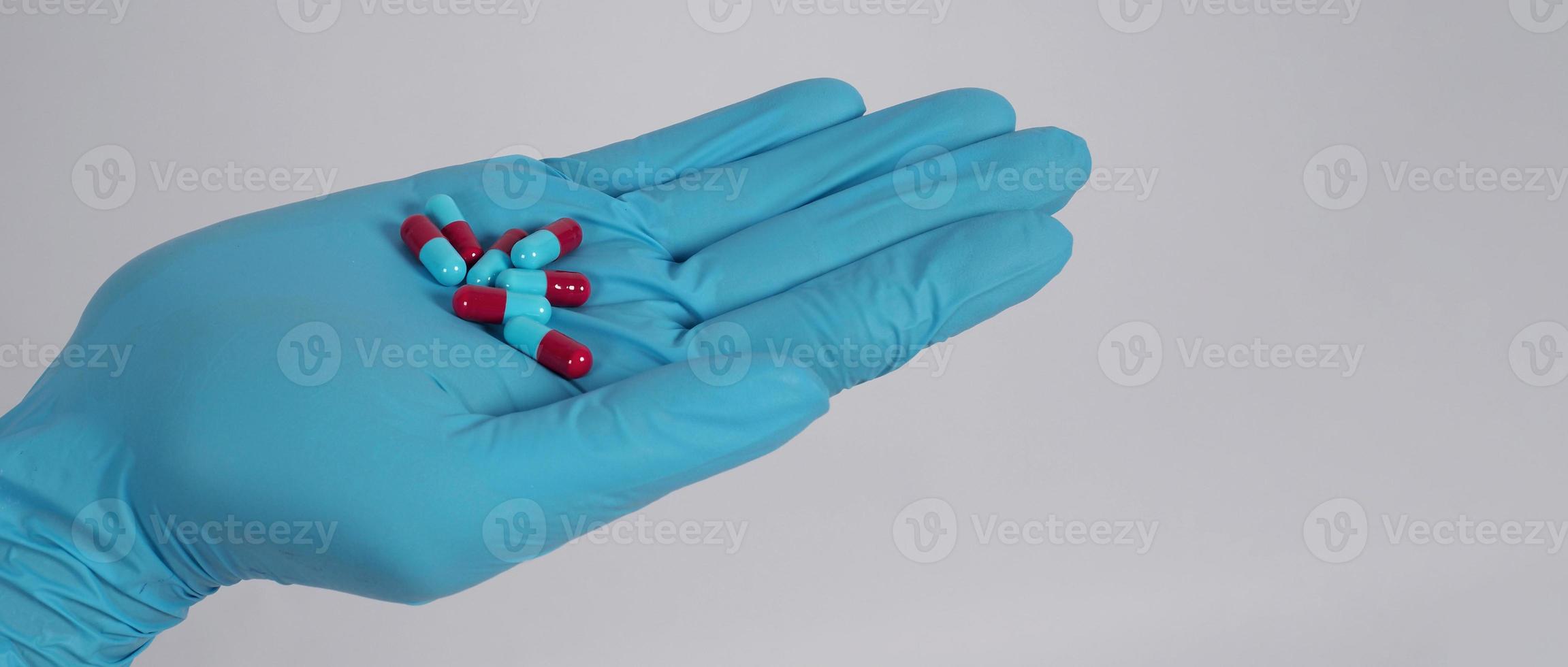 tomando o sosteniendo pastillas de medicamentos en la mano. píldora cápsula sobre fondo blanco. foto