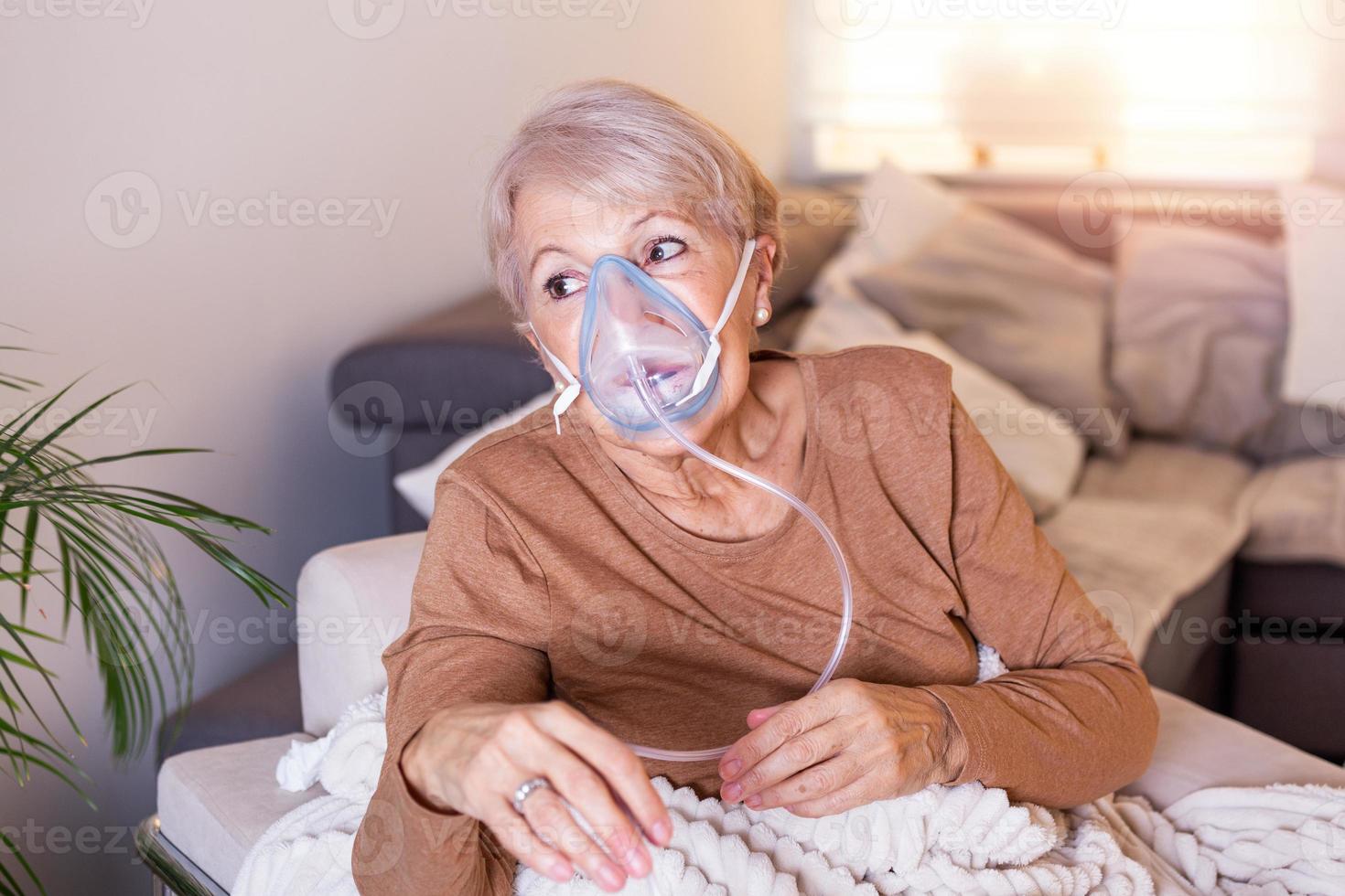 anciana enferma haciendo inhalación, la medicina es la mejor medicina. anciana enferma con una máscara de oxígeno y en tratamiento. mujer mayor con un inhalador foto