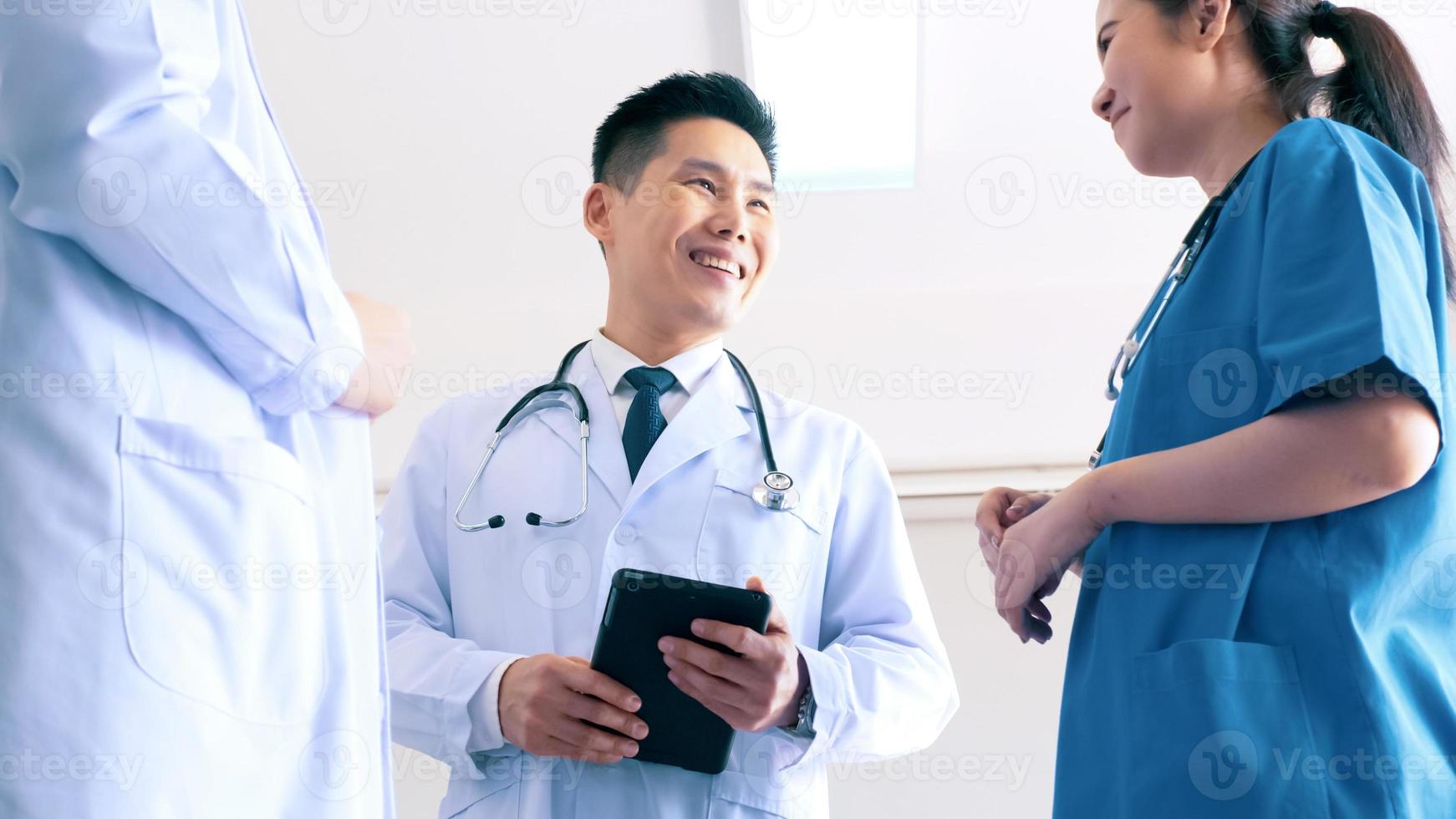 equipo de médicos hablando en el hospital. grupo de personal médico discutiendo en la clínica. foto