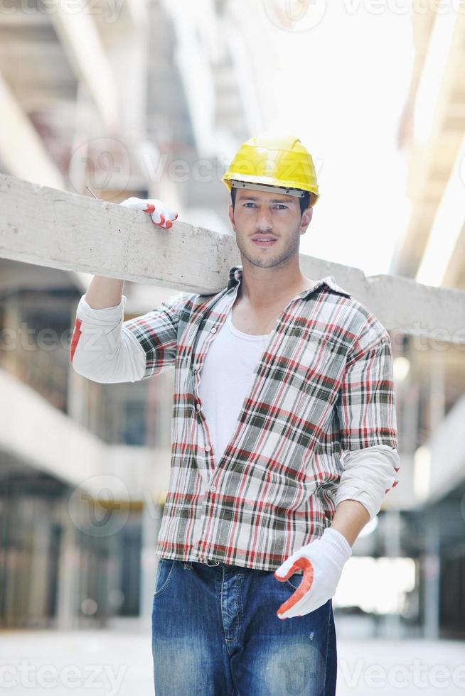 duro trabajador en el sitio de construcción foto